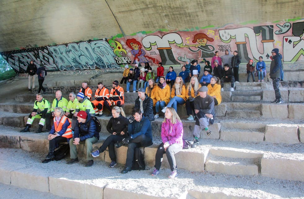 MANGE PLUKKERE: Frivillige, elever på Grorud skole, NMBU-studenter, og innhyrede profesjonelle aktører utgjorde ryddelaget denne gangen. Foto: