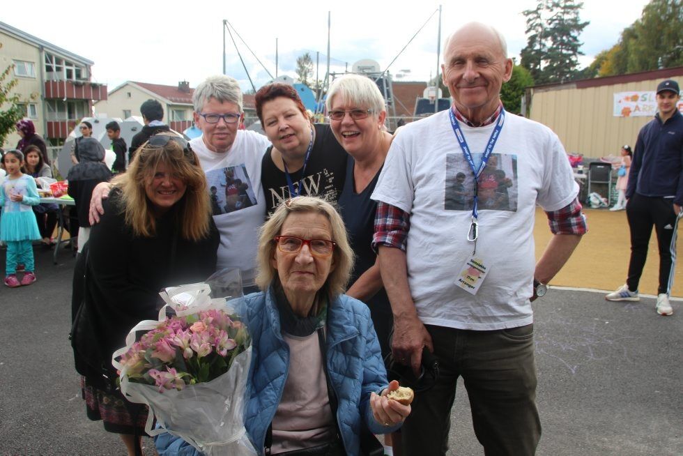 GODT SAMARBEID: Gudveig Bjurgren (foran) har stor tro på at styret kommer til å fortsette å gjøre en god innsats. Her er hun sammen med Torill Nilsen (f.v.), Hanne Siktas, Inger Lise Høst, Anne Berit Inderberg og Tron Hummelvold. Foto: