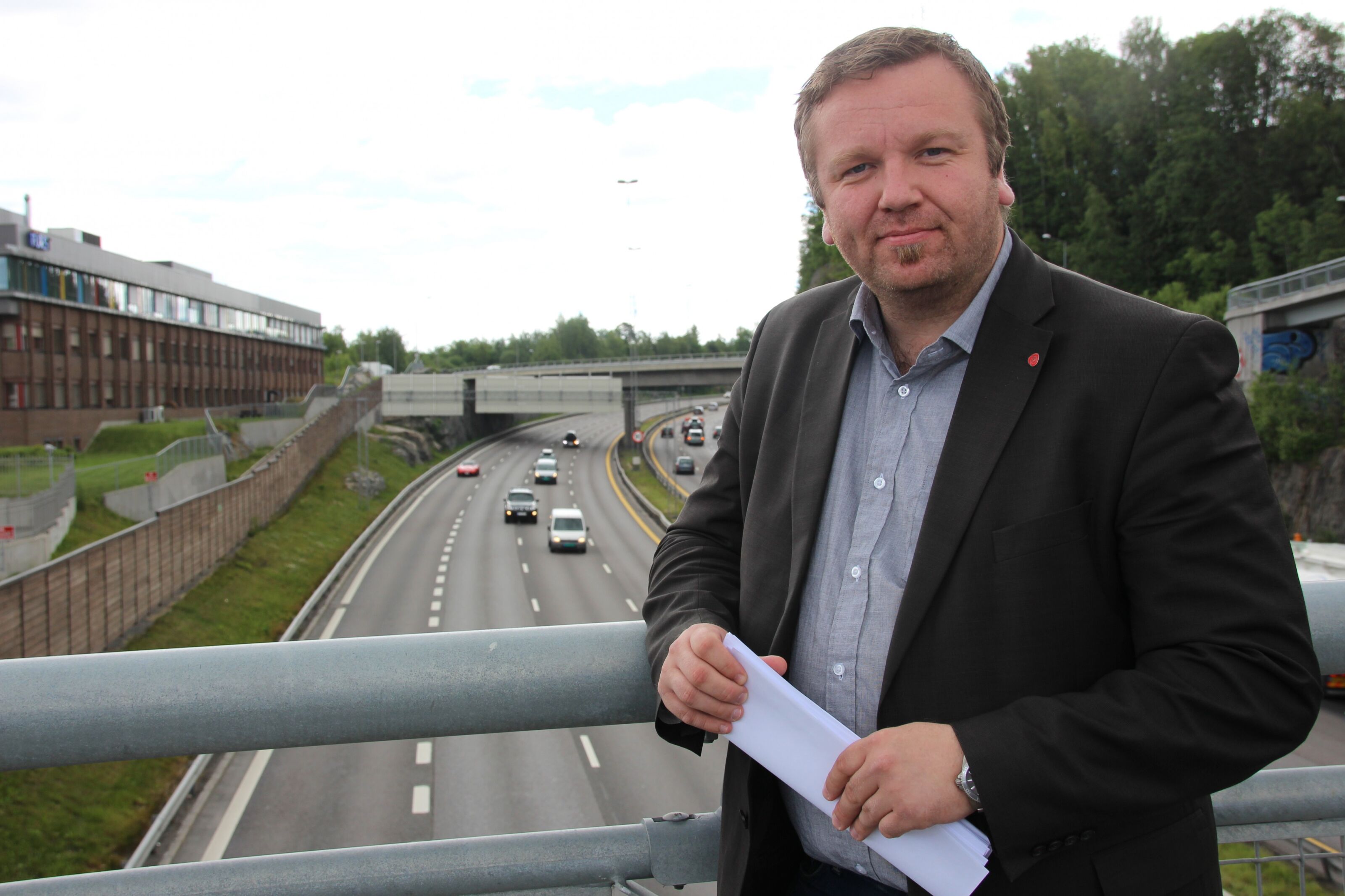 VIL HA LOKK: Anders Røberg-Larsen (Ap) viser til prosjekter i Tyskland og Spania som beviser at det er mulig å bygge lokk over store deler av E6 i Groruddalen. Foto: