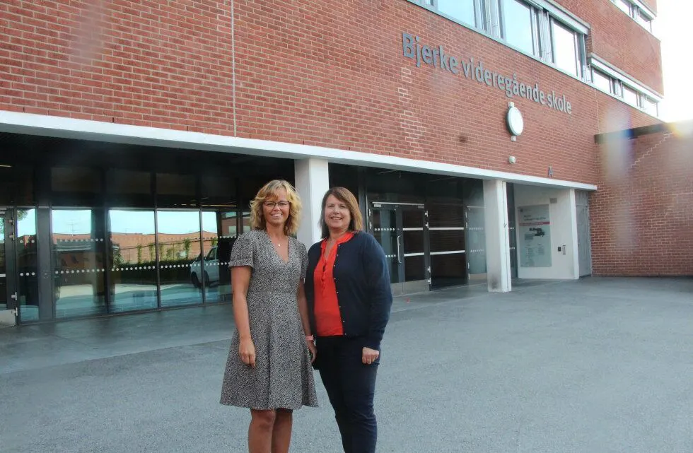 HOLDER ØYE MED SITUASJONEN: Rektor Synnøve Aas Gulvik (t.v) og assisterende rektor Mette Olden. Foto: