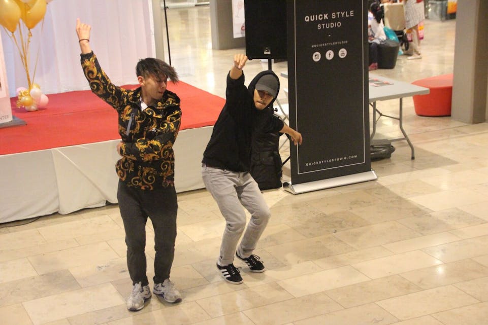 DANSET PÅ SENTRET: Duo Crew startet jubileumsfeiringen med dans. Foto: