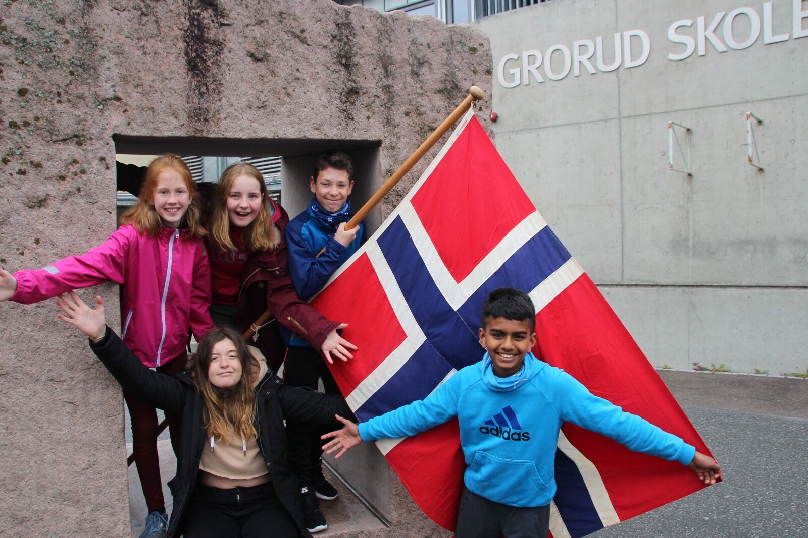 FEIRER HJEMME: Siden Grorud skole ikke skal gå i barnetoget i sentrum i år, skal Vanessa Hoxha (12), Anusanth Rajamohan (12), Maia Galand (12), Susanna Myklebust Hansen (12) og Martin Marsby Johnsen (13) gå i tog i nærmiljøet og spise så mye is de klarer på skolen. Foto: