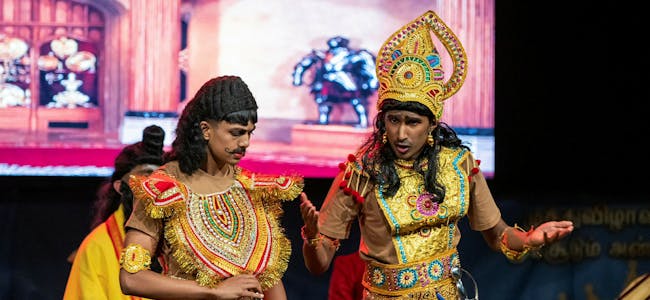 SKUESPILL: To elever i 11. klasse på Annai Poopathi Rommen spiller i et gammelt tamilsk eventyr. Foto: Athithyan Valluvan