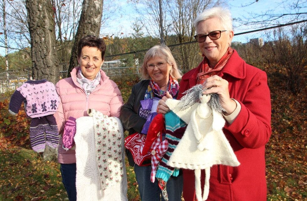KLARE FOR MARKED: Inger Mørken Kløw, Gerd Jenny Aanerud og Anne Jansson kommer alltid i riktig stemning når foreningen arrangerer sitt årlige julemarked. Foto: