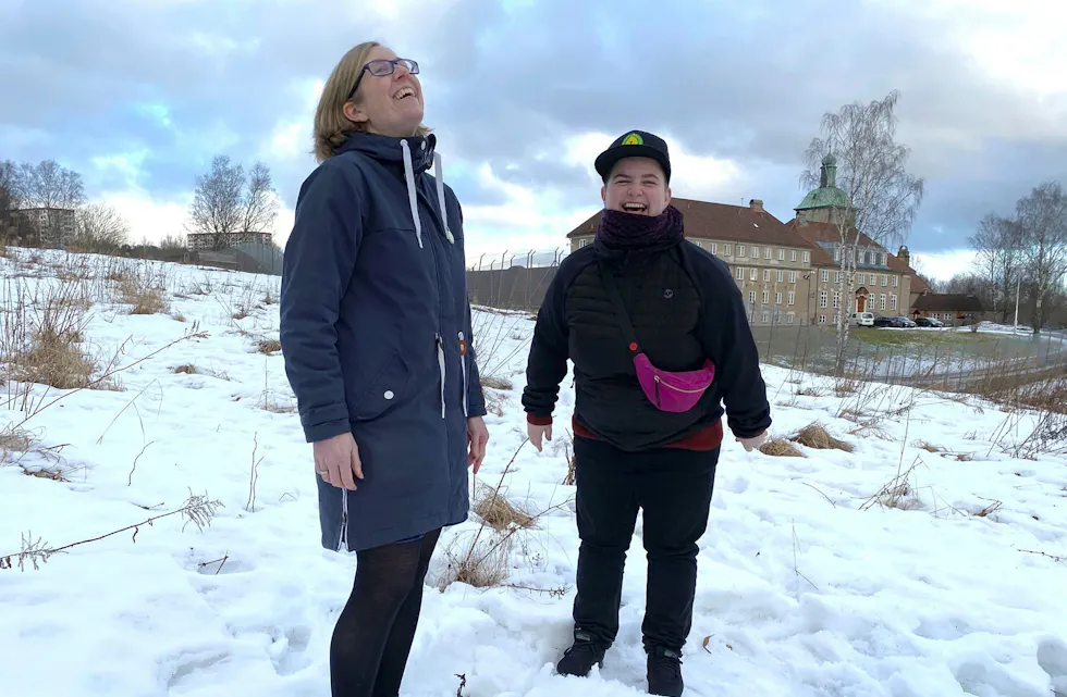 Bevar Bredtvetskogen er hedret med Groruddalen Miljøforums hederspris for 2021. Aksjonen startet etter et initiativ av Cristina Olsgaard og Caroline R. Schultz, som mottar prisen på vegne av aksjonsgruppa. Foto: Øystein Kielland