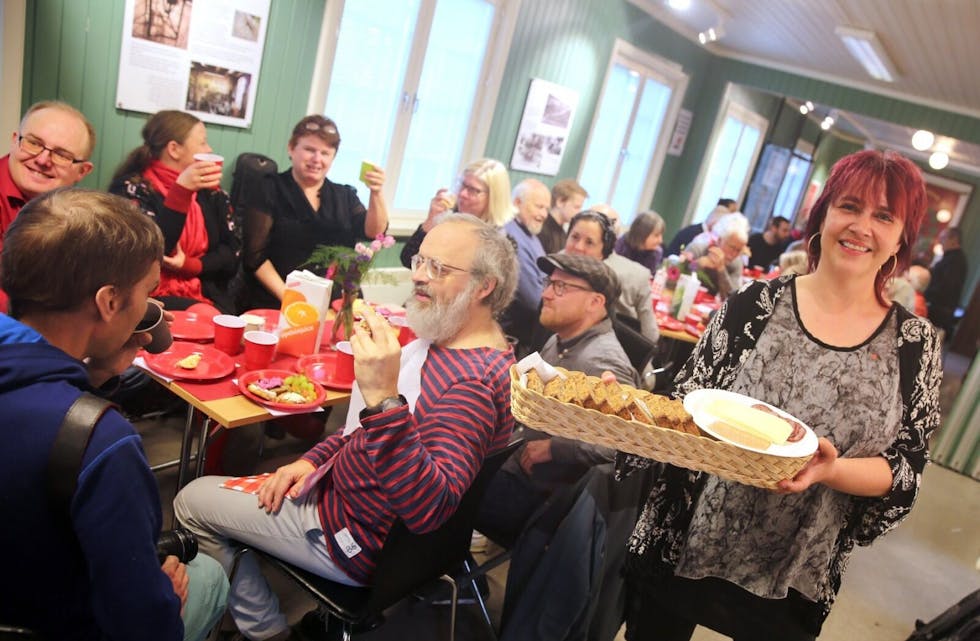 SOLID FROKOSTSERVERING: Leder for Rødt Grorud, Mona Jamtli, kunne ønske velkommen til samvær og frokost i et sprengfullt Steinhoggermuseet på Grorud. Skikkelig brød og tradisjonelt pålegg stod på menyen! Foto: