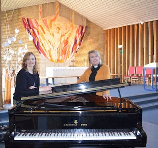 MUSIKALSK KVELD: Organist Randi Elise Rosendahl og sogneprest Mette Ortega-Bundgaard i Hasle kirke inviterer til en musikalsk meditativ messe i Hasle kirke førstkommende søndag kveld. Foto: