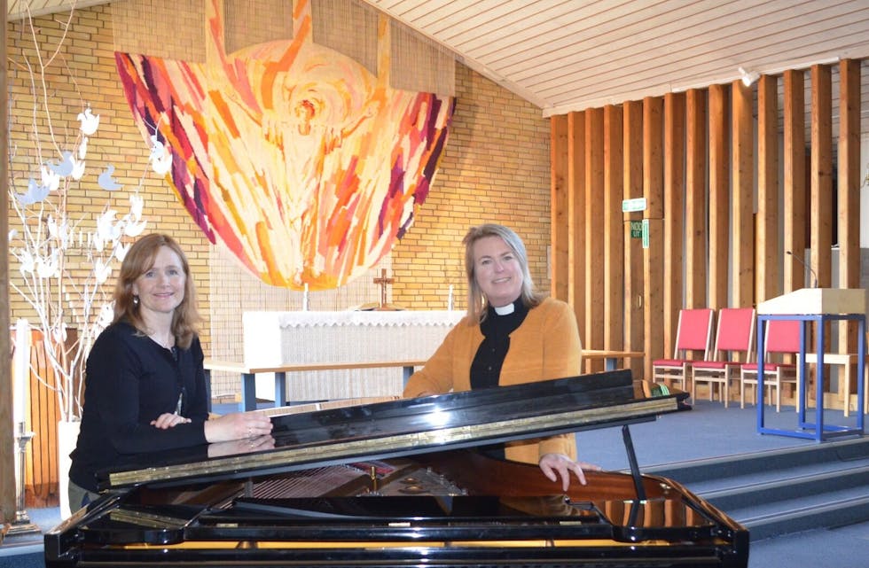 MUSIKALSK KVELD: Organist Randi Elise Rosendahl og sogneprest Mette Ortega-Bundgaard i Hasle kirke inviterer til en musikalsk meditativ messe i Hasle kirke førstkommende søndag kveld. Foto: