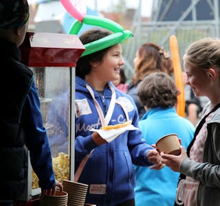 KLAR FOR GATEFEST: Med korrekt hodeplagg, vaffel i hånda og popcorn på vei. Foto: Tom Evensen