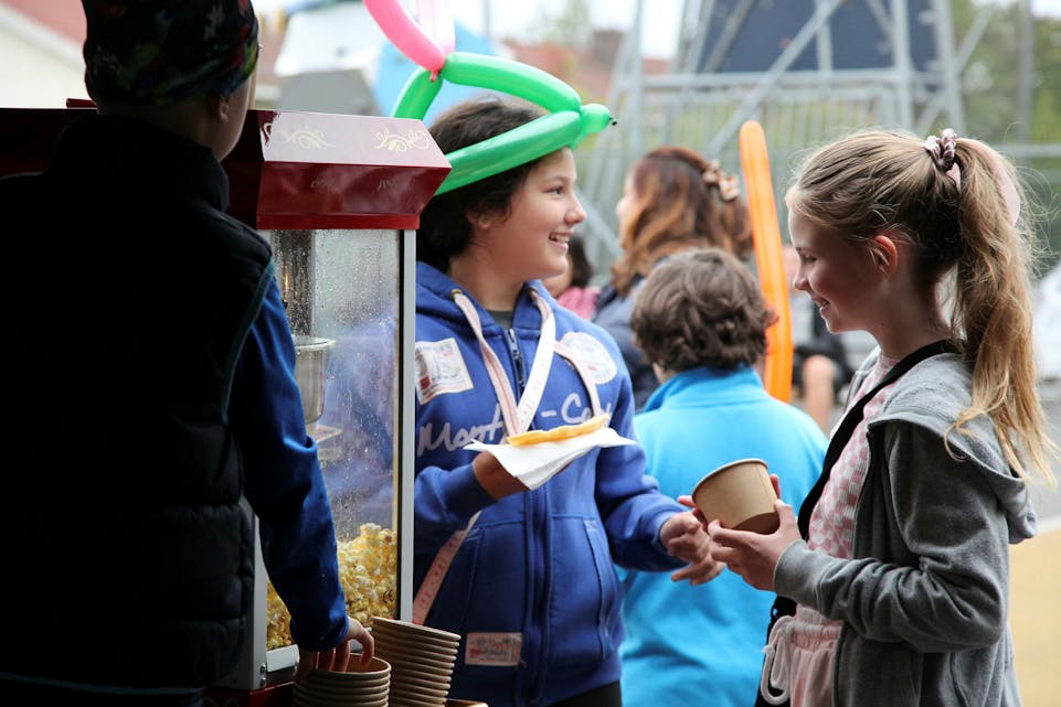KLAR FOR GATEFEST: Med korrekt hodeplagg, vaffel i hånda og popcorn på vei. Foto: Tom Evensen