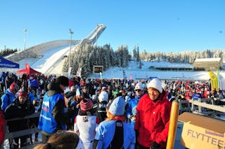 FOLKSOMT: Totalt var det 4200 startende under årets Oslo Skifestival som HSILs langrenngruppe arrangerte i Holmenkollen i helgen. Foto: