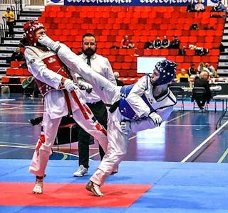 DEN SATT: Sebastian Thune var i en klasse for seg selv under taekwondo-NM og hentet hjem sin tredje strake kongepokal. Foto: