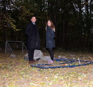 MØRKT, GJENGRODD OG FORSØPLET: Arbeiderpartiets Sebastian Maira Johansen og Mari Morken ber byrådet rydde opp i Haugerud-parken. Foto: