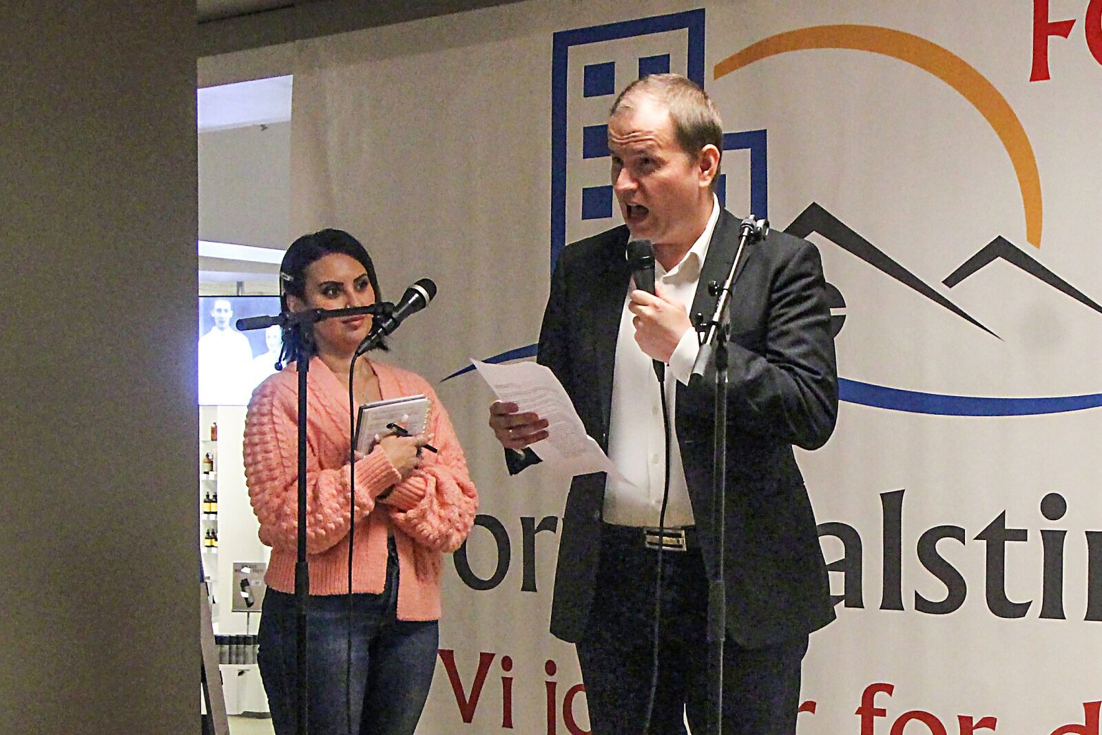 – VI ER ROLLEMODELLER: Raymond Kristiansen, foreldrerepresentant i driftsstyret på Vestli skole, oppfordrer foreldrene til å gjøre sin del, og bruke sin innflytelse, til å forhindre rasisme, og bygge samhold på skolen. Foto: