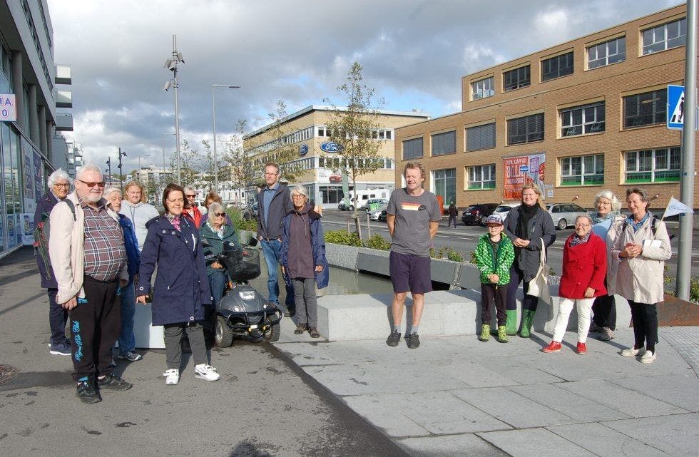 KLARE FOR BEKKEVANDRING: Her er gruppen  klar til start nederst i Gladengveien, Sidsel Andersen helt til høyre. Foto:
