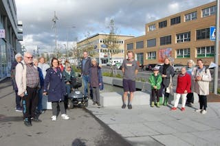 KLARE FOR BEKKEVANDRING: Her er gruppen  klar til start nederst i Gladengveien, Sidsel Andersen helt til høyre. Foto: