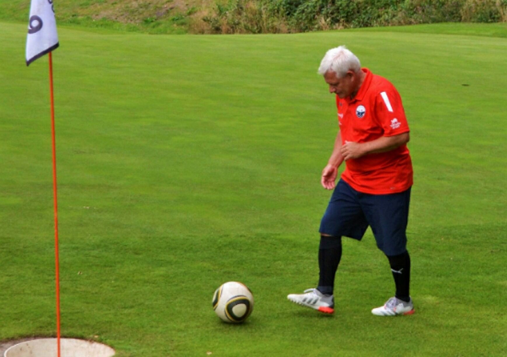 Jan Aksel Opsahl Odden får til slutt ballen i hullet med færre spark enn de fleste på de enkelte hullene. Foto: Rolf E. Wulff