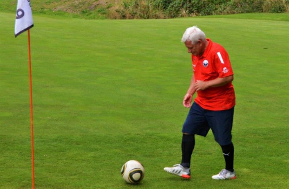Jan Aksel Opsahl Odden får til slutt ballen i hullet med færre spark enn de fleste på de enkelte hullene. Foto: Rolf E. Wulff