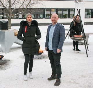 HYGGELIG PÅ HELLERUD: Zainabh Ali (t.v.) og rektor Arnfinn Stautland gleder seg til å vise frem Hellerud videregående 27. januar. Foto: