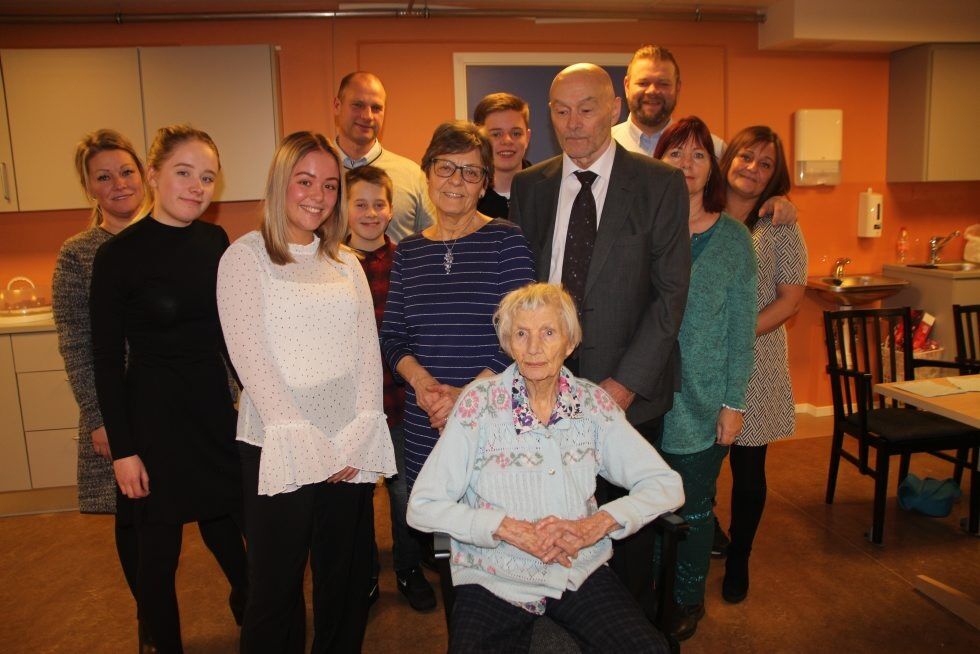 STOR GJENG: Barn, barnebarn og oldebarn tok turen til Oppsalhjemmet, avdeling Stovner for å feire Asta Kristiansens 100 år. Foto:
