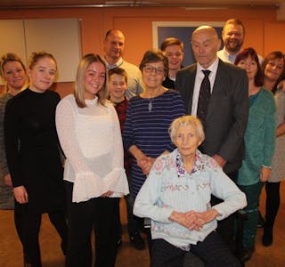 STOR GJENG: Barn, barnebarn og oldebarn tok turen til Oppsalhjemmet, avdeling Stovner for å feire Asta Kristiansens 100 år. Foto: