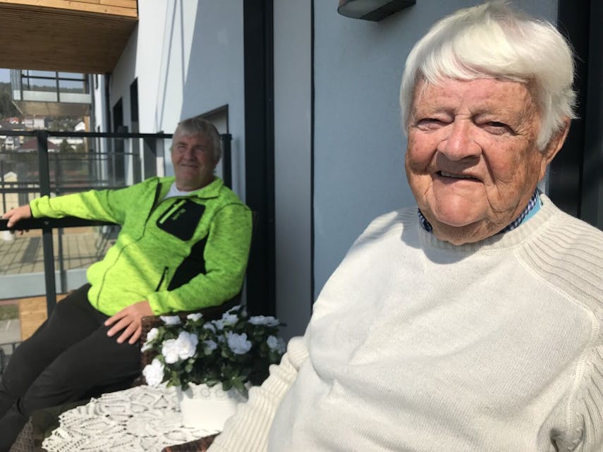 FOTBALLPRAT: På verandaen går praten mellom far Knut og sønn Tore. Ofte om fotball. Foto: