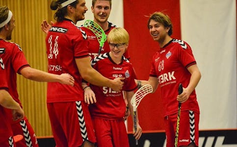 LAGDE SHOW: 15 år og fire måneder gamle Casper Sletten imponerte i sin debut hjemme mot Fredrikstad. Her blir han gratulert av lagkameratene etter tre scoringer. Foto: Per H. Valbye www.sveiva.no.