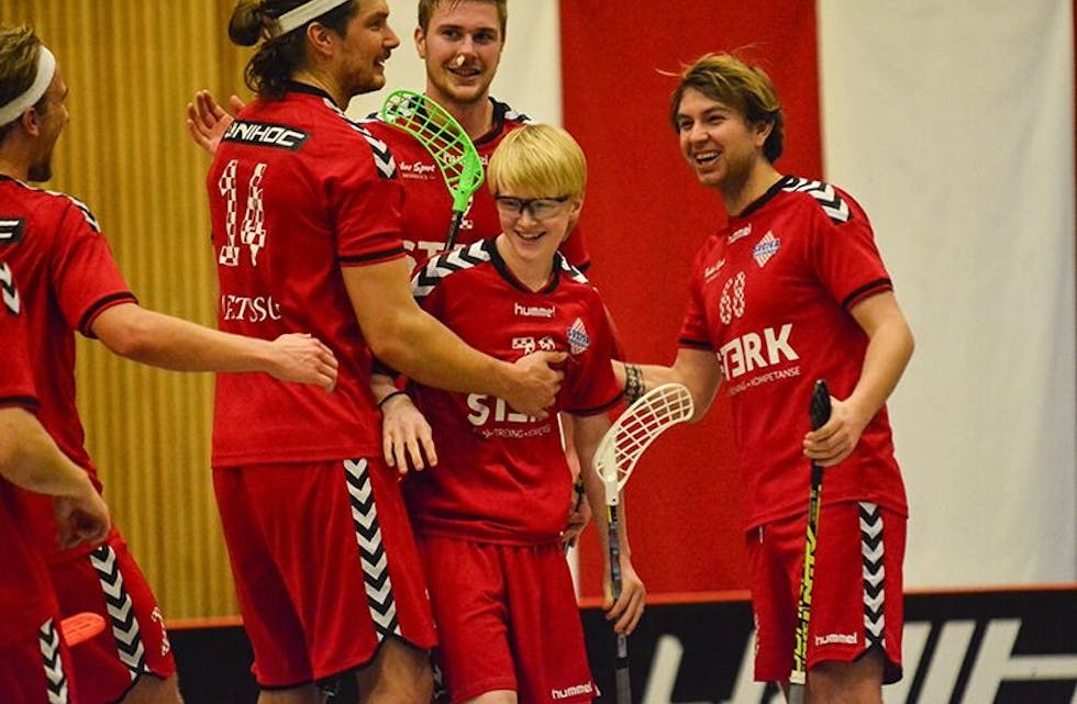 LAGDE SHOW: 15 år og fire måneder gamle Casper Sletten imponerte i sin debut hjemme mot Fredrikstad. Her blir han gratulert av lagkameratene etter tre scoringer. Foto: Per H. Valbye www.sveiva.no.