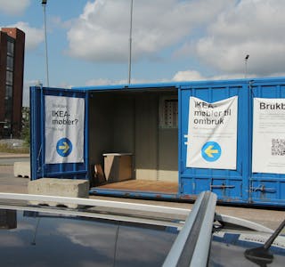 HARALDRUD: IKEA og Oslo kommune samarbeider om å forhindre at fine møbler ender som avfall. I containeren kan man levere fra seg møbler som holder en fin standard, og møblene blir solgt i butikkhyllene til varehuset i IKEAs gjenbruksbutikk. Foto: Sindre Veum Apneseth