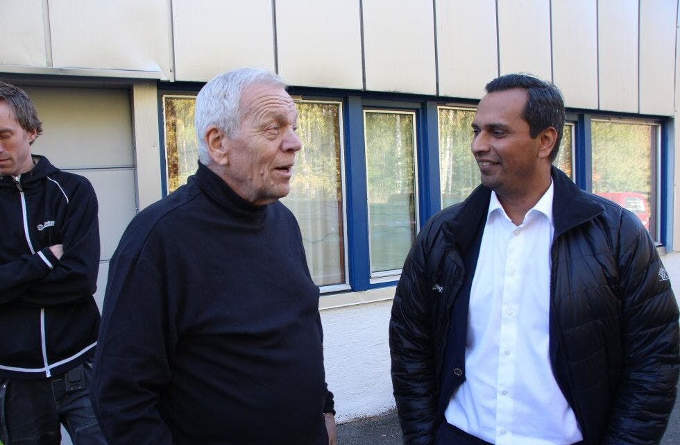 LOKAL PRAT: Høyres Mudassar Kapur hadde også tatt turen opp til Rødtvet, og pratet gjerne litt om Groruddalen og områdesatsingene med Hans Becker selv - still going strong. Foto: