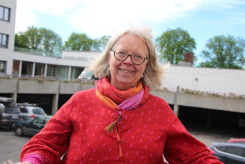 PÅ GAMMEL GRUNN: Byantikvar Janne Wilberg befinner seg utenfor et hvitt og flatt bygg som markerte en inngang til en ny tenkemåte for eldreomsorg på 1950-tallet. Men hva heter bygget? Foto: