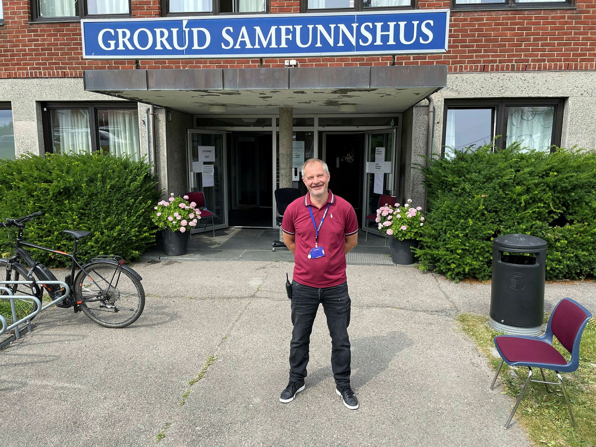 TILBYR DROP-INN: Alle bydelene har nå åpnet opp for drop-inn vaksinering om man ikke har fått første dose. Her Christopher Solvik, leder for vaksinesenteret i Bydel Grorud. Foto: Caroline Hammer