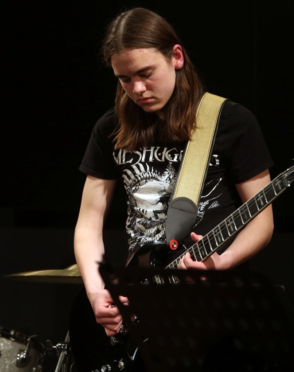 UNIKT GITARTALENT: Simen Jakobsen Harstad kommer også til lutefiskaftenen. I en alder av 15 har han allerede tre kritikerroste albumutgivelser bak seg. Foto: