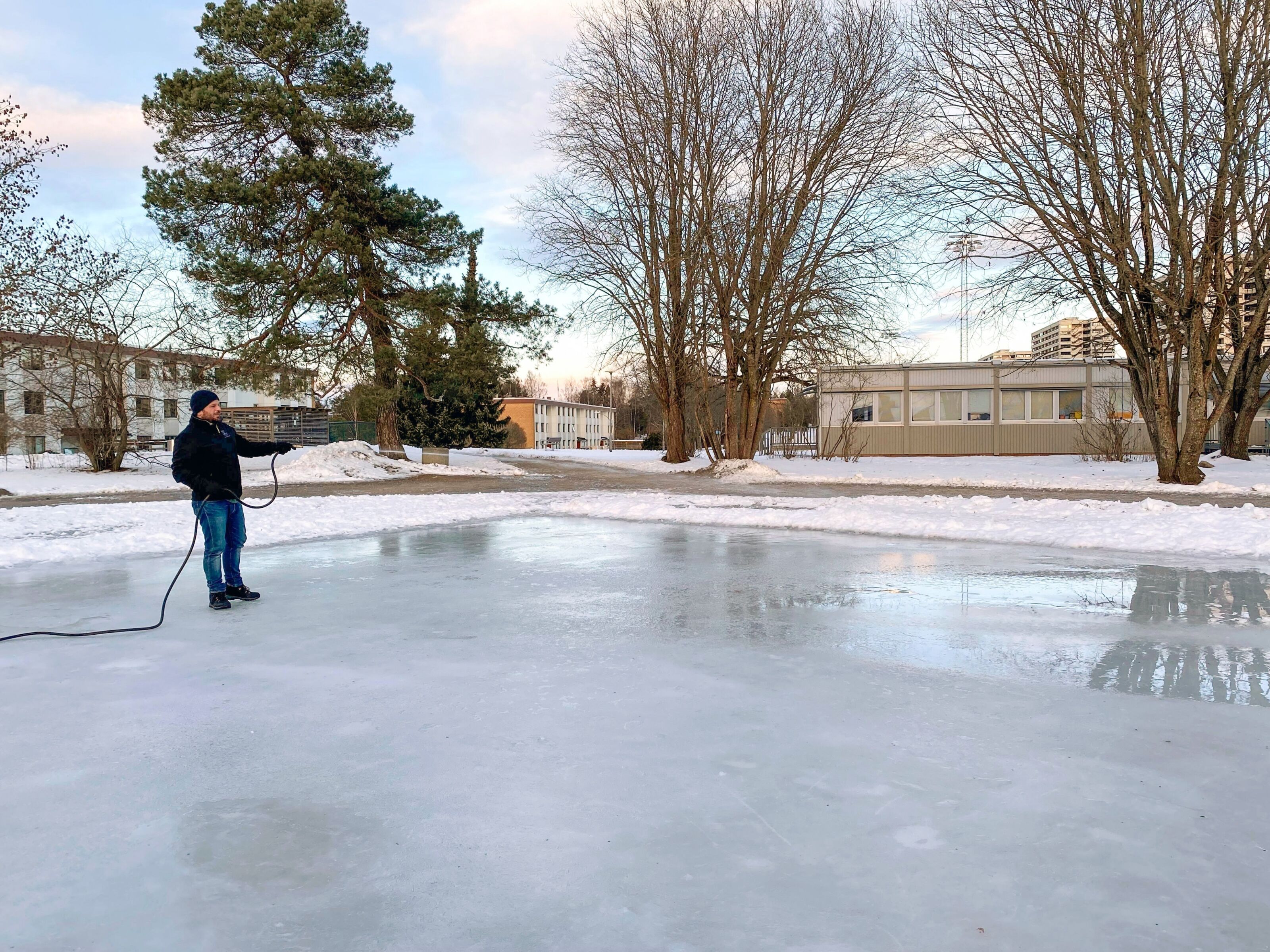 TVEITA: Klubbleder Aljirami Mamuti vanner isen to ganger i uka, på mandager og fredager. Da er isen klar til bruk hele uka og klar igjen på nytt når helgen kommer. Foto: