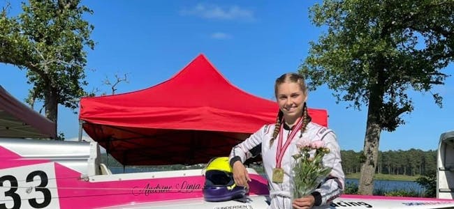 NORGESMESTER: Andrine Linja smiler bredt etter å ha fått beviset på at hun ble norgesmester. Foto: