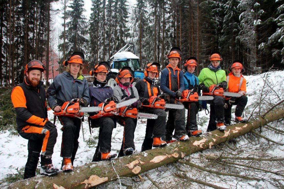 UTETIME: Skogbrukslærer Robert Østreng tok med elevene Bendik Kløvstad Birkeland (16), Iver Fallingen Holing (16), Mia Michelle Winterrowd (16), Ragnhild Westbye (17), Sondre Tobiassen Cordsen (16), Jakob Nymoen (17), Andreas Hoel Sandsdalen (16) og August Jørstad Wingård (16) til Bånkall gård. Foto:
