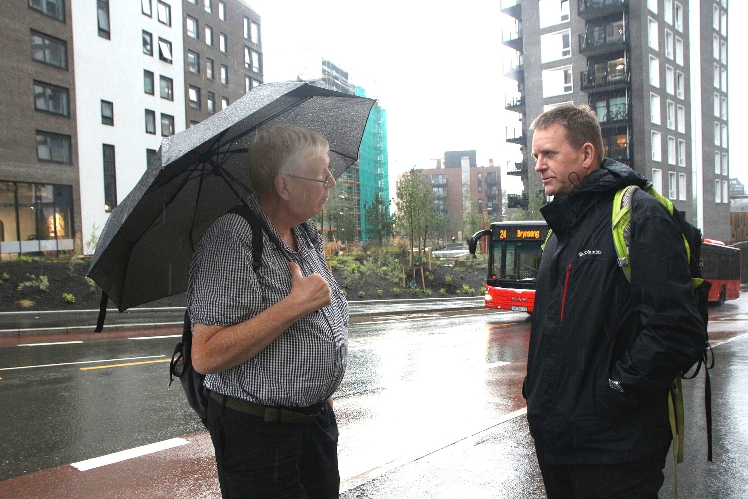 KLOKKEKLAR UTFORDRING: Torstein Winger og Trond Botnen fra Groruddalen Miljøforum har overlevert en liste med de viktigste sakene for god byutvikling i Groruddalen til de politiske partiene. Foto: Ørjan Brage