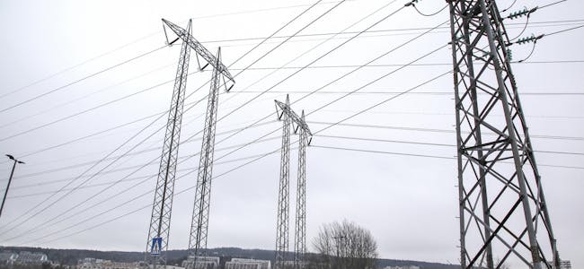 Ben Borgen har ikke noe tro på at dagens høye strømpriser er et engangstilfelle, når Norge eksporterer strøm ut av landet i stort kvanta. Bildet viser høyspentledninger på Stovner. Foto: