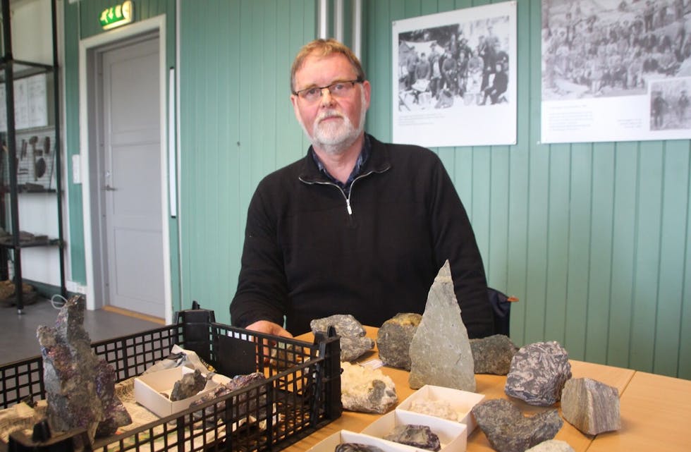 FRA HUKEN: Formann Johannes Hanto i Oslo og omegn geologiforening viste fram noen av bergartene han har funnet i bruddet. Foto: