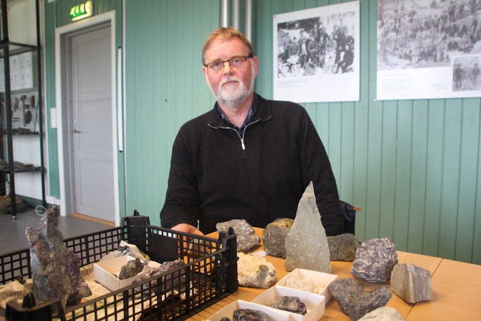 FRA HUKEN: Formann Johannes Hanto i Oslo og omegn geologiforening viste fram noen av bergartene han har funnet i bruddet. Foto: