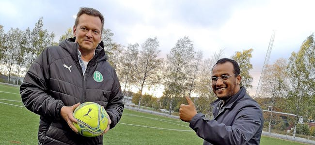 TOMMEL OPP: Idrettsbyråd Omar Samy Gamal ga tommel opp for det nye kunstgresset. Her med «president» i Rommen SK, Espen Myrbakken. Foto: Kay Grue Thorsen
