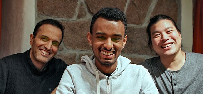 KAMPKLARE: Arrangørtrioen Yassine Arakia (f.v.), Nahom Daniel og Dhita Siauw smiler bredt ved tanken på at Groruddalstinget nå virkelig tar opp kampen mot frafall i skolen. Foto: