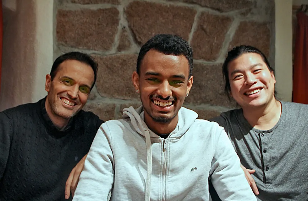 KAMPKLARE: Arrangørtrioen Yassine Arakia (f.v.), Nahom Daniel og Dhita Siauw smiler bredt ved tanken på at Groruddalstinget nå virkelig tar opp kampen mot frafall i skolen. Foto: