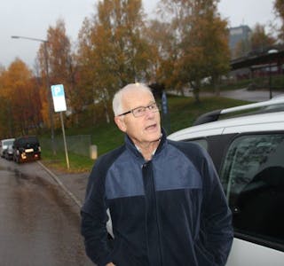 HÅPLØS SITUASJON: Tron Hagelid håper at det vil bli forbudt å parkere i Vestlisvingen, noe som har skapt mye kaos etter at beboerparkering ble innført. Foto: