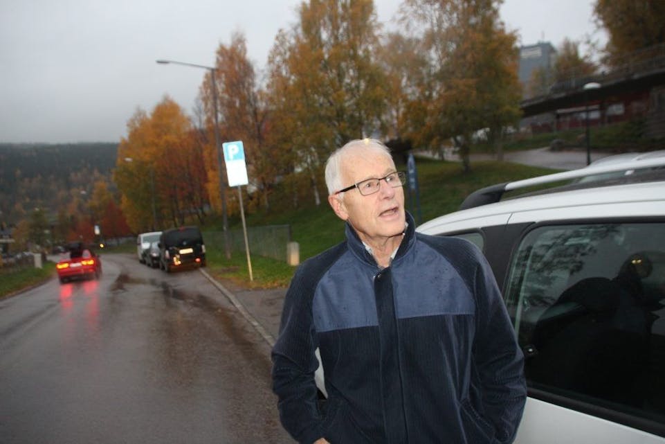 HÅPLØS SITUASJON: Tron Hagelid håper at det vil bli forbudt å parkere i Vestlisvingen, noe som har skapt mye kaos etter at beboerparkering ble innført. Foto: