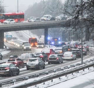 E6: Snøfall skapte glatte veier og trafikale utfordringer på E6 tirsdag ettermiddag. Det ble ikke meldt om noen alvorlige personskader. Foto: