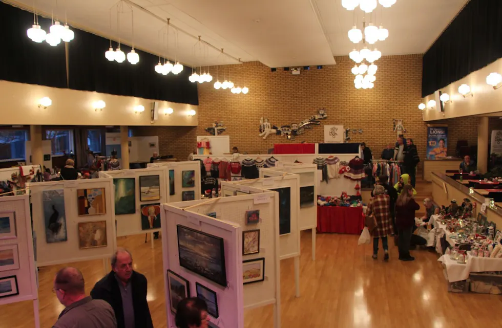 POPULÆRE MALERIER: Ved utstillingsområdet foran scenen har Høybråten maleklubb stilt ut sine malerier. Mange er allerede solgt, og nye bilder henges opp fortløpende. Foto: