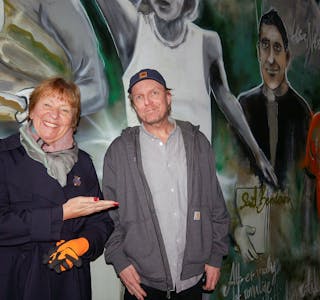 POLITIKK OG KUNST: Marianne Borgen påser at gatekunstner Espen «JameOne» Sørli får æren. Foto: Rolf Kristiansen
