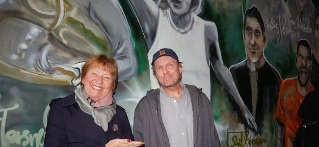 POLITIKK OG KUNST: Marianne Borgen påser at gatekunstner Espen «JameOne» Sørli får æren. Foto: Rolf Kristiansen