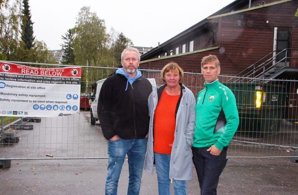 FORTVILET: Vestli ILs Tommy Skjelstad (håndballgruppa, f.v.), Elisabeth Myrhol (leder av idrettslaget) og John Walstad (volleyballgruppa) er fortvilet etter at det ble kjent at rehabiliteringen av Stovnerhallen først er ferdig i april. Det får store økonomiske konsekvenser for idrettslaget. Foto: